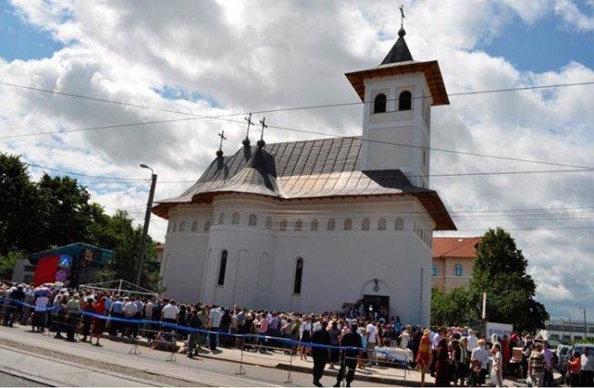 Biserica - vedere exterioară